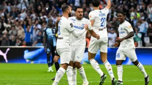 Les joueurs de l'OM fêtent le but de CJ Egan-Riley contre Le Havre au Vélodrome, le 25 octobre 2026