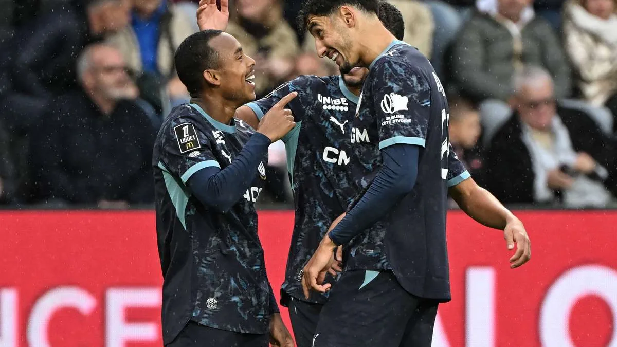 Des joueurs de l'OM célèbrent un but sous leur maillot extérieur en Ligue 1, saison 2026-2027