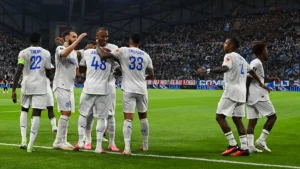 Les joueurs de l'OM, dont Timothy Weah et Emerson, célèbrent un but de l'OM au stade Vélodrome