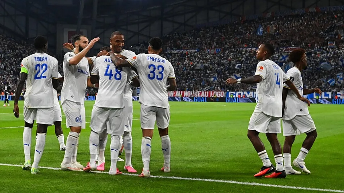 Les joueurs de l'OM, dont Timothy Weah et Emerson, célèbrent un but de l'OM au stade Vélodrome