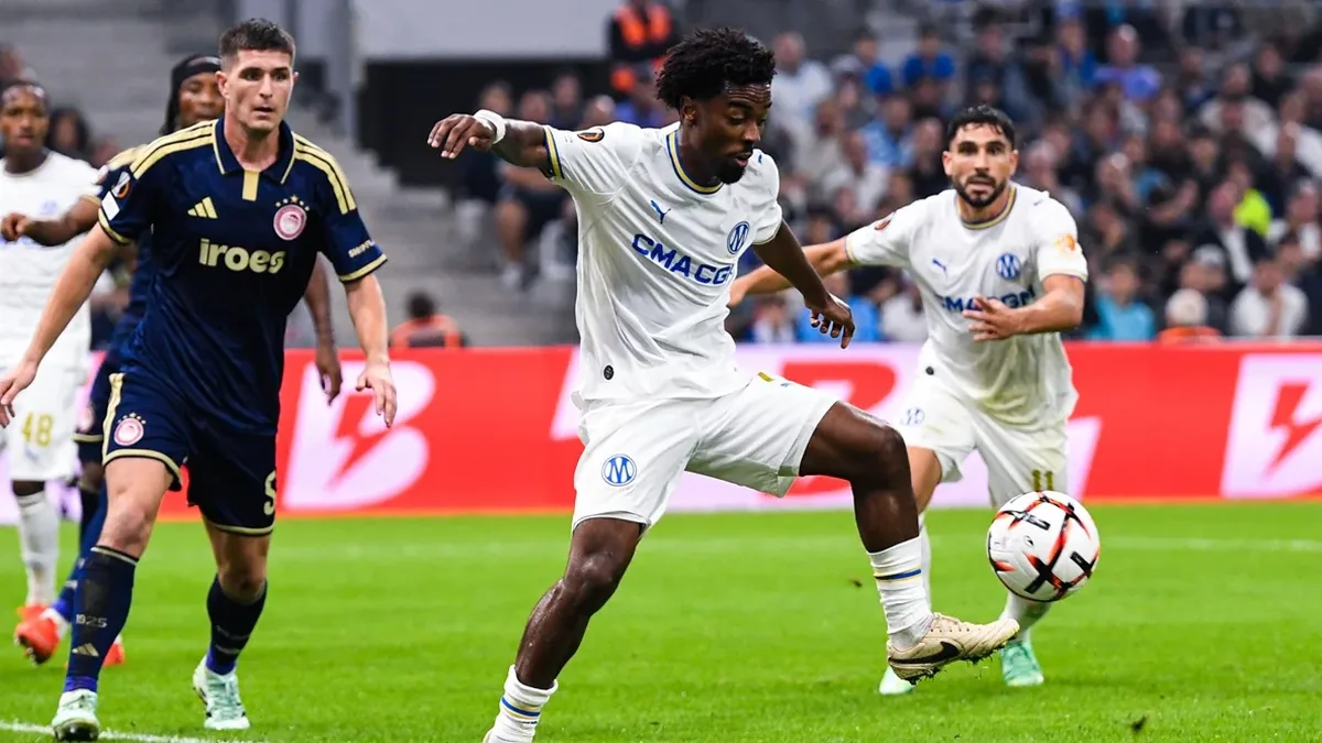 Angel Gomes balle au pied avec l'OM face à l'Olympiakos au Vélodrome en Ligue Europa, octobre 2026