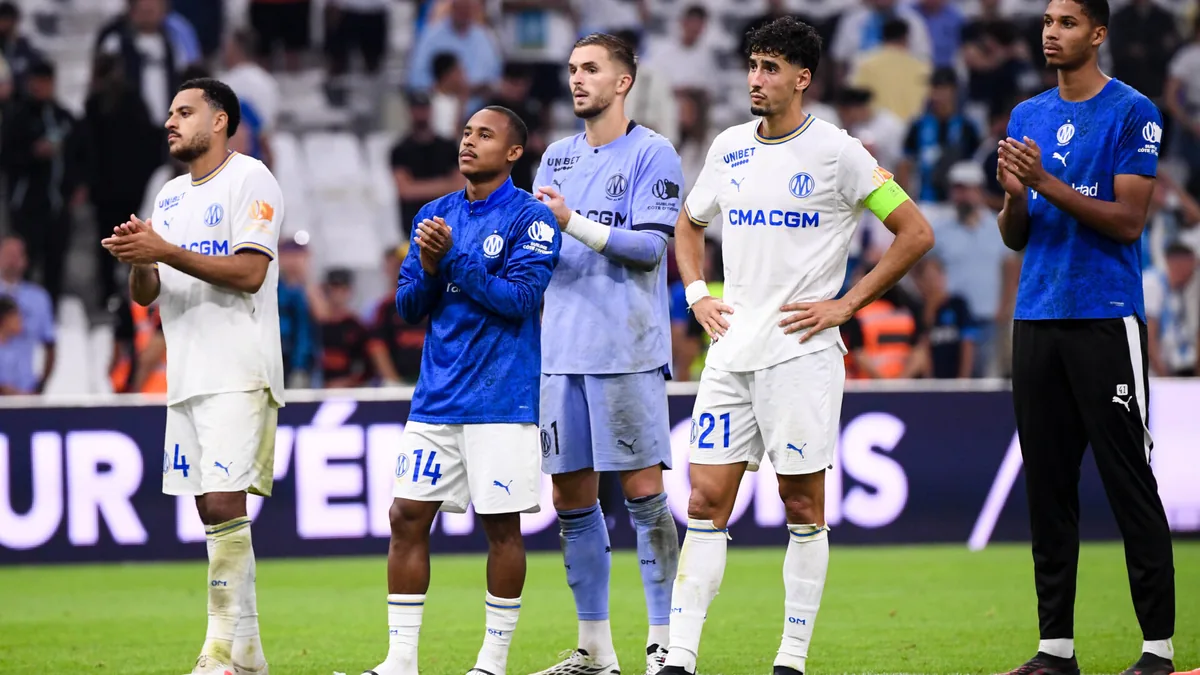 Les joueurs de l'OM applaudissent le public du Vélodrome à la fin d'un match de la saison 2026-2027