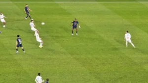 Des joueurs de l'OM, en blanc, face au PSG lors du Classique du 8 février 2026