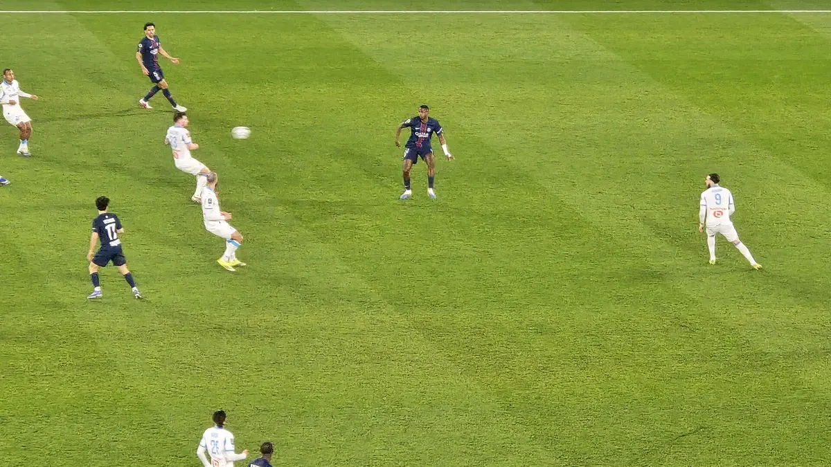 Des joueurs de l'OM, en blanc, face au PSG lors du Classique du 8 février 2026