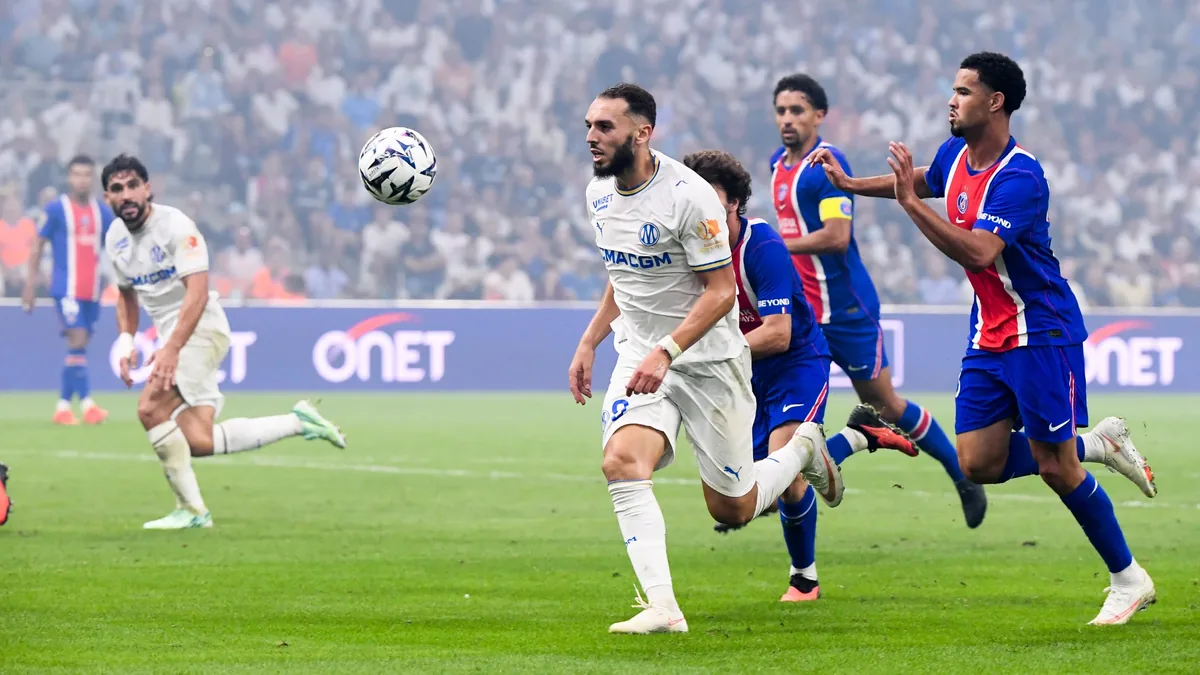 Amine Gouiri au duel avec la défense du PSG lors du Classique OM-PSG au Vélodrome, septembre 2026