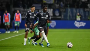 Nouhoum Kamissoko balle au pied avec l'OM face à Troyes en Ligue 1, octobre 2026