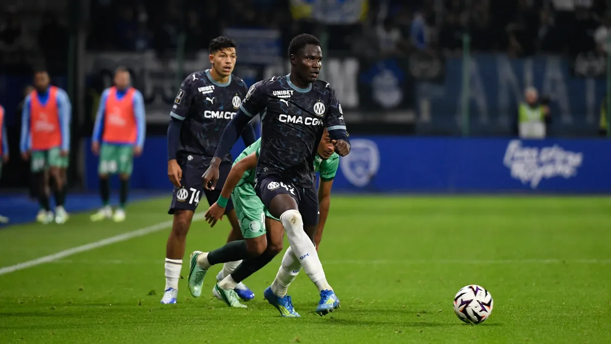 Nouhoum Kamissoko balle au pied avec l'OM face à Troyes en Ligue 1, octobre 2026