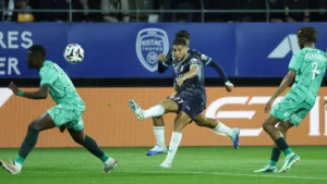 Amine Harit frappe le ballon sous le maillot de l'OM face à Troyes au stade de l'Aube, octobre 2026