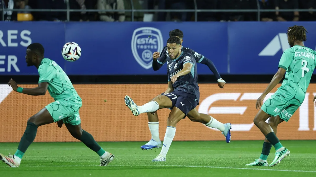 Amine Harit frappe le ballon sous le maillot de l'OM face à Troyes au stade de l'Aube, octobre 2026