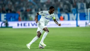 Timothy Weah, brassard de capitaine, conduit le ballon avec l'OM au Vélodrome en Ligue 1, saison 2026-2027