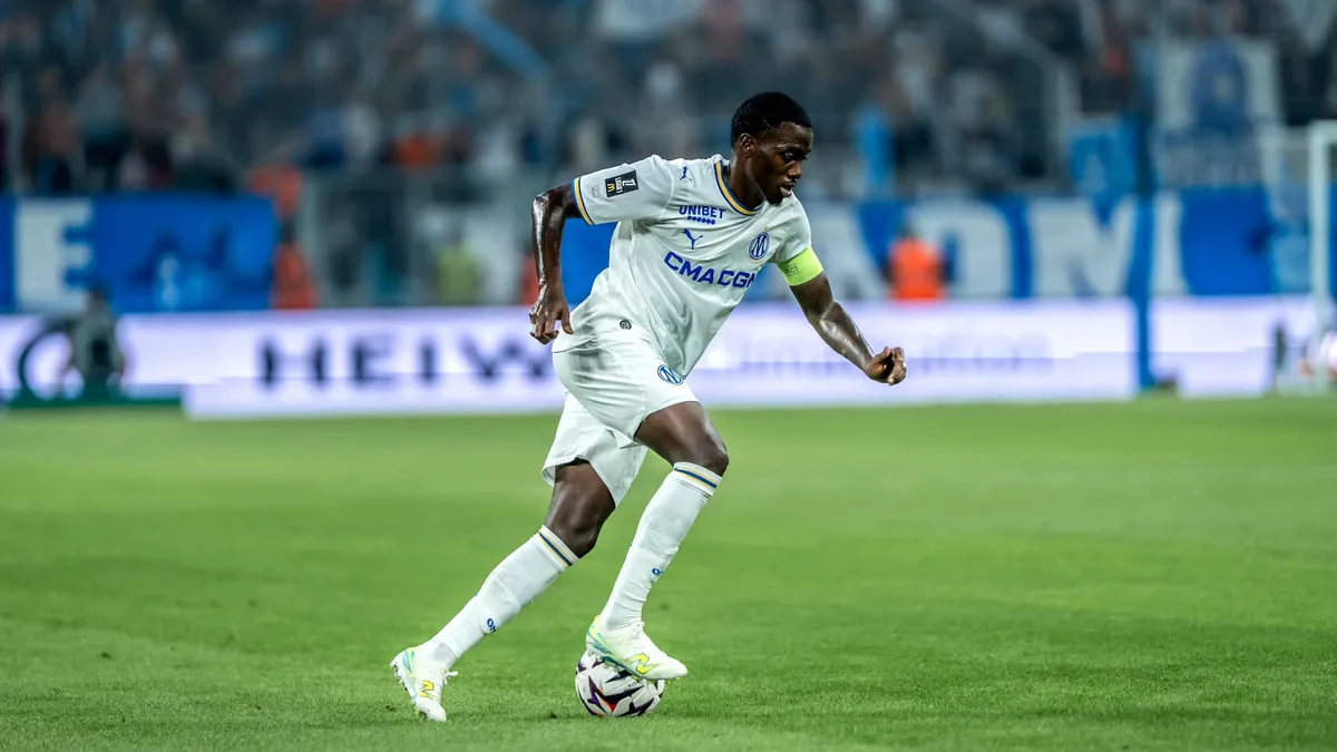 Timothy Weah, brassard de capitaine, conduit le ballon avec l'OM au Vélodrome en Ligue 1, saison 2026-2027