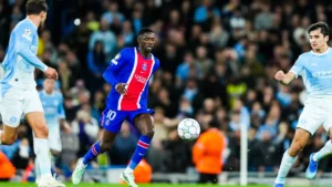 Ousmane Dembélé balle au pied avec le PSG face à Manchester City à l'Etihad Stadium, octobre 2026