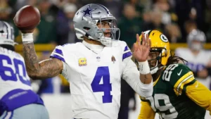 Dak Prescott sous la pression d'un défenseur des Packers à Lambeau Field, 6e semaine de NFL, octobre 2026