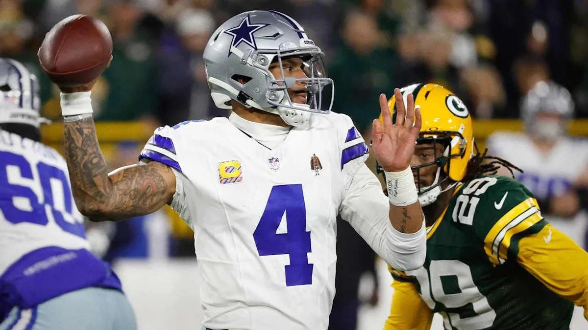 Dak Prescott sous la pression d'un défenseur des Packers à Lambeau Field, 6e semaine de NFL, octobre 2026