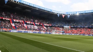 Les tribunes pleines du Parc des Princes et le virage Auteuil pendant un match du PSG, mai 2026