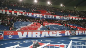 Banderole « Le PSG c'est au Parc » dans le virage Auteuil du Parc des Princes lors de PSG-Le Mans, octobre 2026