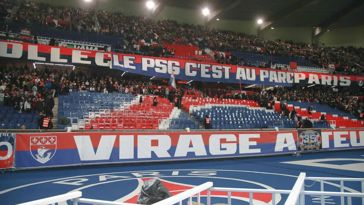 Banderole « Le PSG c'est au Parc » dans le virage Auteuil du Parc des Princes lors de PSG-Le Mans, octobre 2026