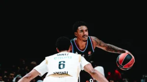Un joueur de Paris Basketball face à Davion Mintz lors de Dubaï-Paris en Euroligue, octobre 2026