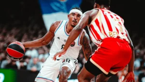 Jared Rhoden balle en main sous le maillot du Paris Basketball face à un joueur de l'Étoile Rouge de Belgrade en Euroligue