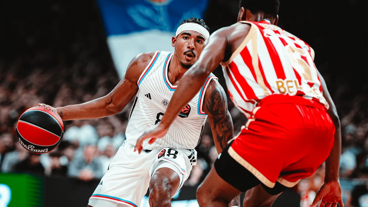 Jared Rhoden balle en main sous le maillot du Paris Basketball face à un joueur de l'Étoile Rouge de Belgrade en Euroligue