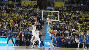 Un joueur du Paris Basketball au tir face au Fenerbahçe en Euroligue, à Istanbul en mars 2025