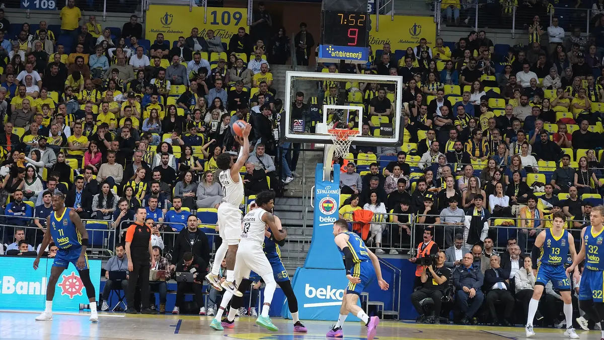 Un joueur du Paris Basketball au tir face au Fenerbahçe en Euroligue, à Istanbul en mars 2025