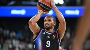 Tyson Etienne au tir sous le maillot du Paris Basketball face à Valence en Euroligue, octobre 2026