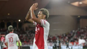 Paris Brunner applaudit le public du stade Louis-II sous le maillot de l'AS Monaco