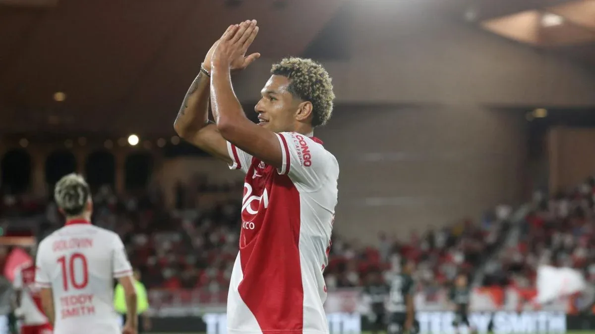 Paris Brunner applaudit le public du stade Louis-II sous le maillot de l'AS Monaco