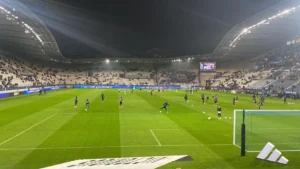 Échauffement des joueurs du Paris FC au stade Jean-Bouin avant un match de Ligue 1, en décembre 2025