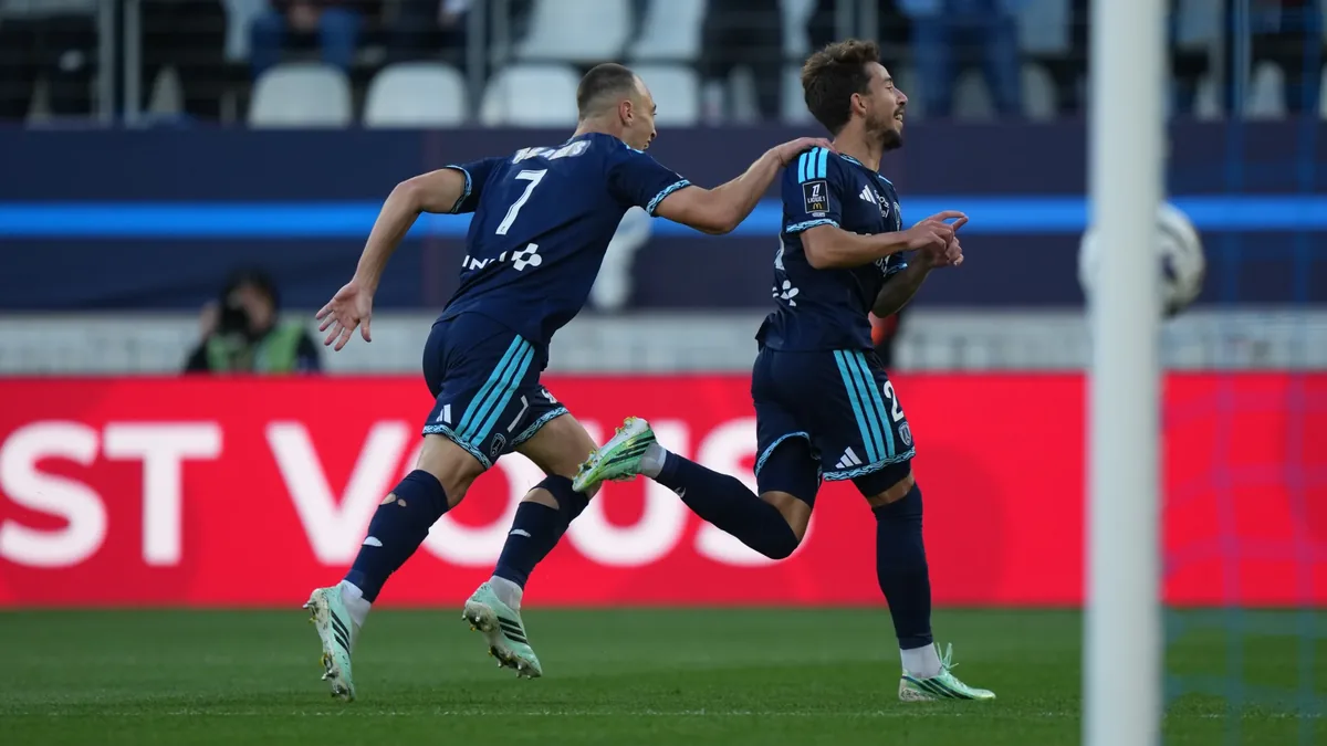 Des joueurs du Paris FC célèbrent un but face à Rennes au stade Jean-Bouin, octobre 2026
