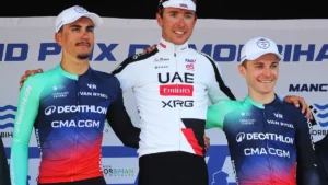 Paul Lapeira (à droite), maillot Decathlon CMA CGM, sur le podium du Grand Prix du Morbihan en mai 2026