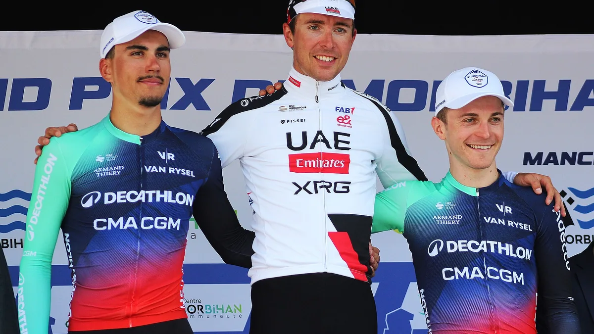 Paul Lapeira (à droite), maillot Decathlon CMA CGM, sur le podium du Grand Prix du Morbihan en mai 2026