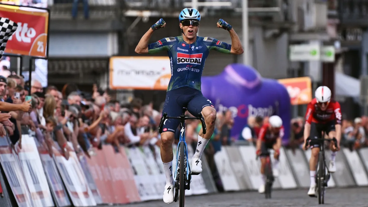 Paul Magnier lève les bras sous le maillot Soudal Quick-Step en gagnant Binche-Chimay-Binche, octobre 2026