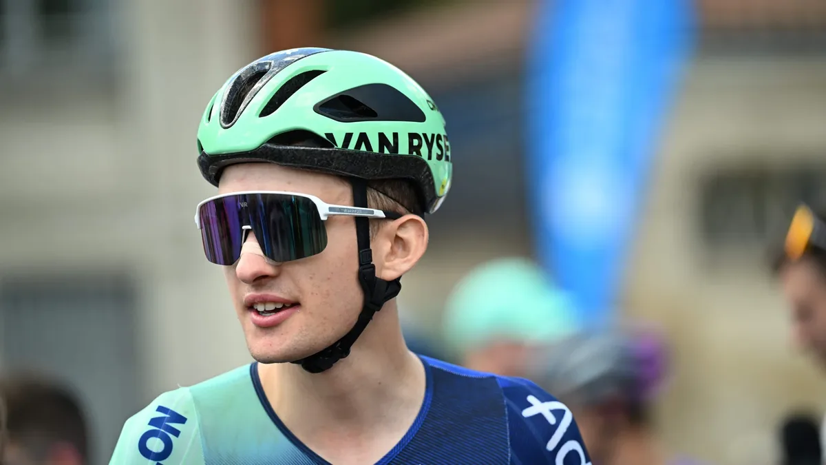 Paul Seixas sous le maillot Decathlon CMA CGM au départ d'une étape du Tour Auvergne-Rhône-Alpes, juin 2026