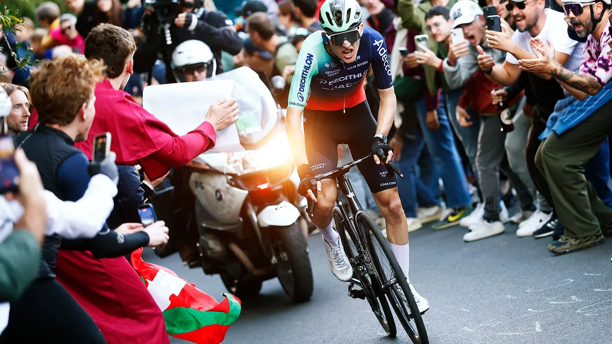 Paul Seixas sous le maillot de Decathlon CMA CGM lors du Tour de Lombardie, octobre 2026