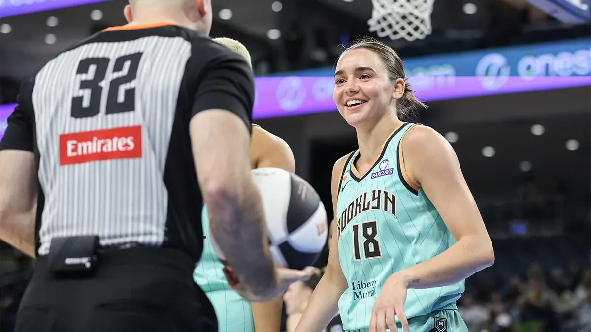 Pauline Astier souriante sous le maillot du New York Liberty pendant un match de WNBA, saison 2026