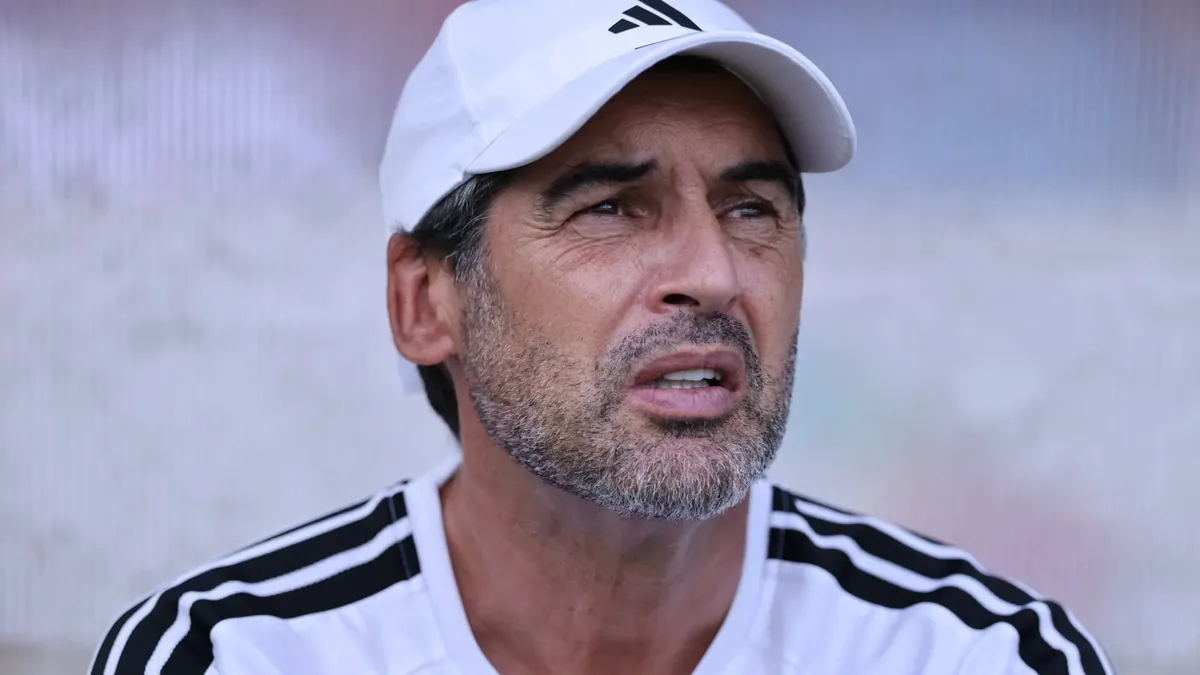 Paulo Fonseca, entraîneur de l'Olympique lyonnais, sur le bord du terrain lors d'OL-Servette, juillet 2026