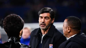Paulo Fonseca, entraîneur de l'OL, au bord de la pelouse du Parc des Princes avant PSG-OL, octobre 2026