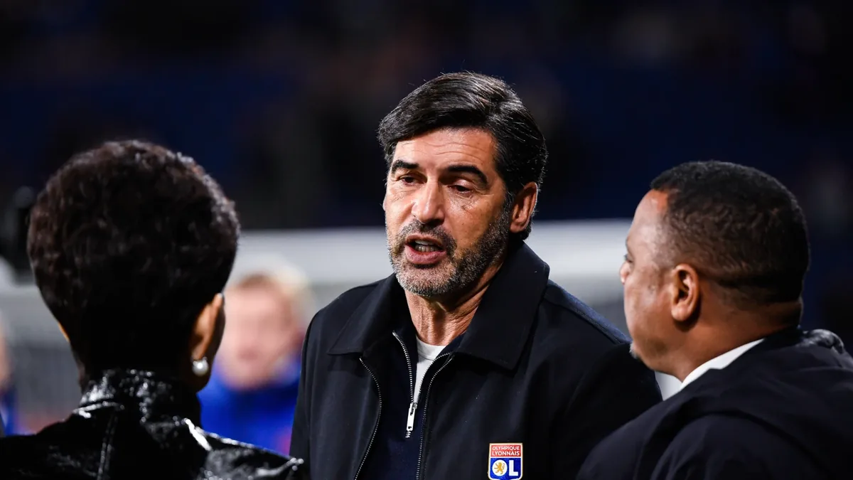 Paulo Fonseca, entraîneur de l'OL, au bord de la pelouse du Parc des Princes avant PSG-OL, octobre 2026