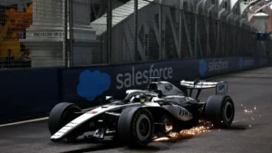 La Cadillac de Sergio Pérez, aileron avant endommagé, sur le circuit de Marina Bay au GP de Singapour 2026