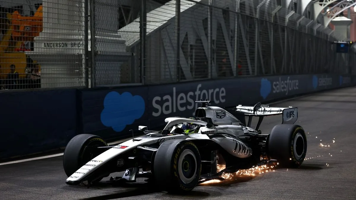 La Cadillac de Sergio Pérez, aileron avant endommagé, sur le circuit de Marina Bay au GP de Singapour 2026