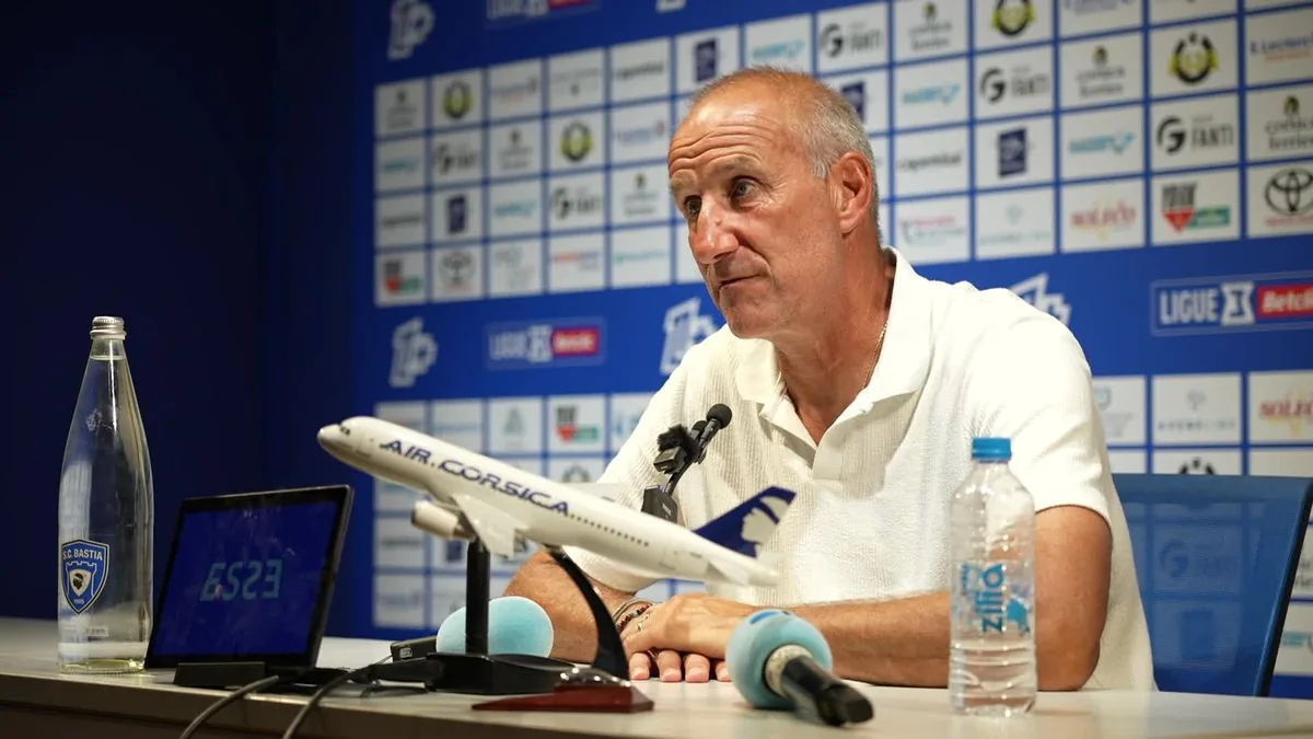 Laurent Peyrelade en conférence de presse au stade Armand-Cesari avec le SC Bastia, août 2026