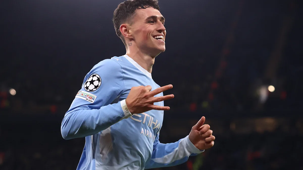 Phil Foden montre trois doigts après son triplé avec Manchester City contre l'AEK Athènes, octobre 2026