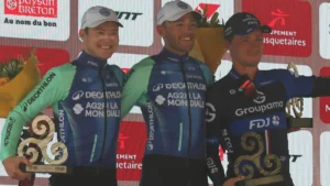 Pierre Gautherat (à gauche), deuxième du Tro-Bro Léon 2025, sur le podium avec Bastien Tronchon et Valentin Madouas