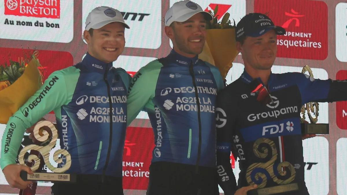 Pierre Gautherat (à gauche), deuxième du Tro-Bro Léon 2025, sur le podium avec Bastien Tronchon et Valentin Madouas