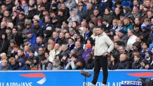 Pierre Sage, entraîneur de Crystal Palace, sur le bord du terrain à Brighton le 18 octobre 2026