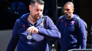 Pierre Sage en tenue de Crystal Palace à son arrivée au stade avant un match de Premier League à Fulham, saison 2026-2027