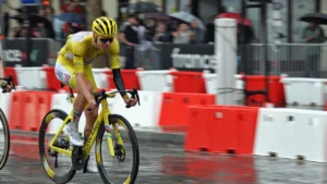 Tadej Pogacar en maillot jaune sur les Champs-Élysées lors de la dernière étape du Tour de France 2025