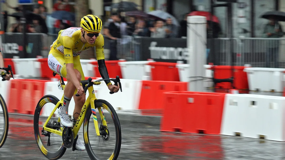 Tadej Pogacar en maillot jaune sur les Champs-Élysées lors de la dernière étape du Tour de France 2025